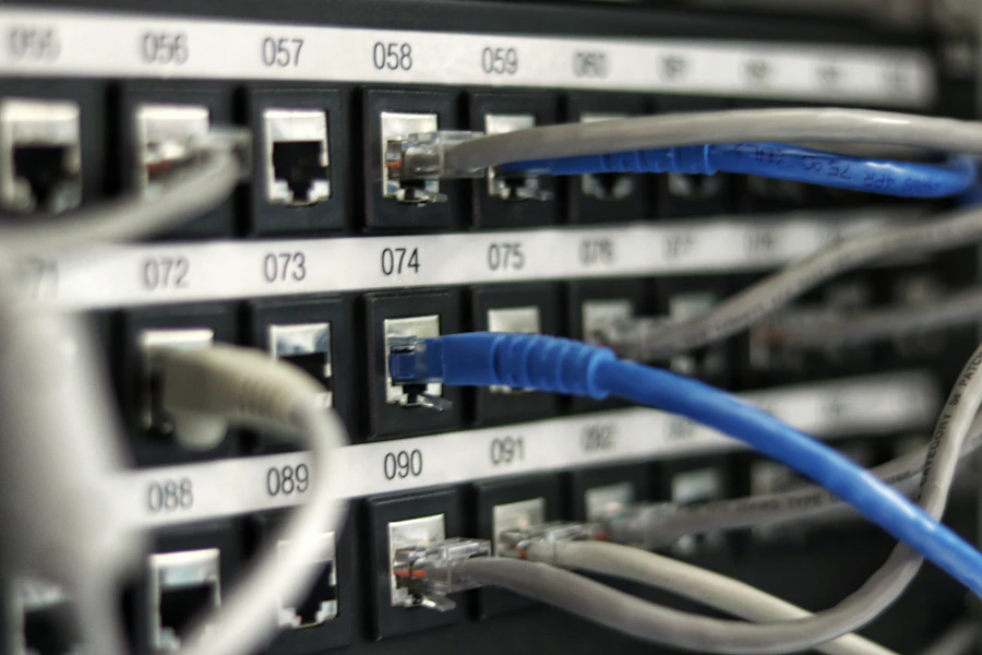 Rack de equipamentos de rede em ambiente escuro de infraestrutura