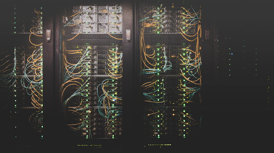 Corredor de servidores iluminado em tom frio, representando um data center financeiro